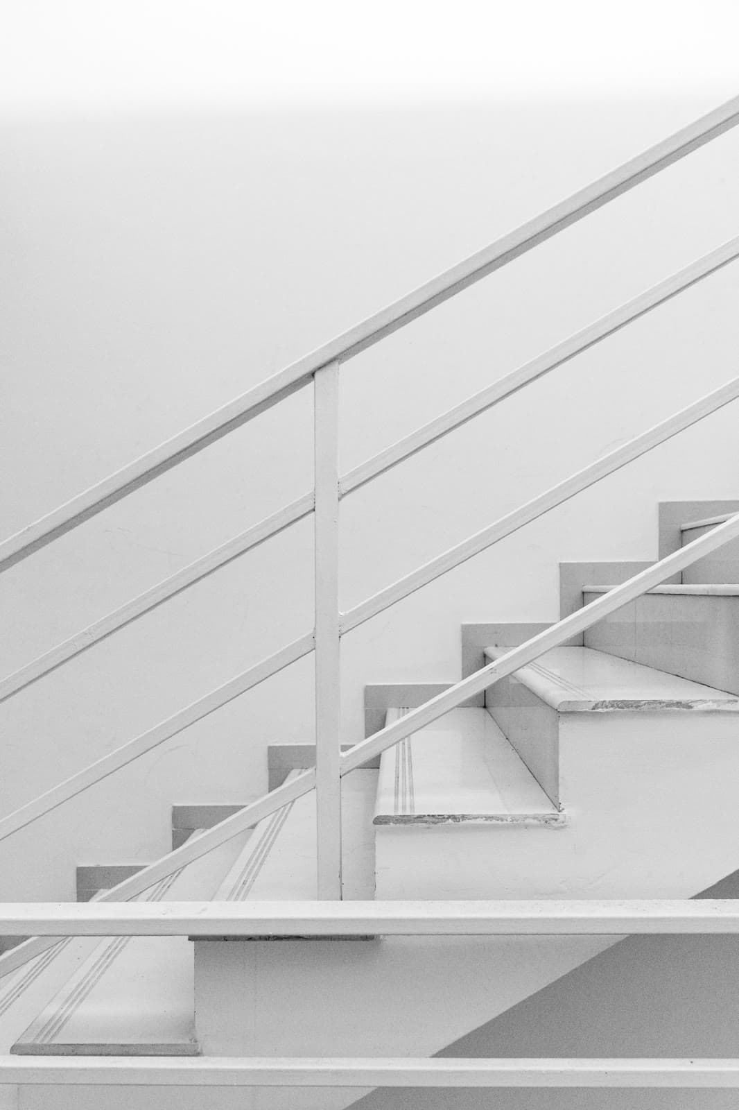 Minimalistische helle Treppe mit klaren architektonischen Linien