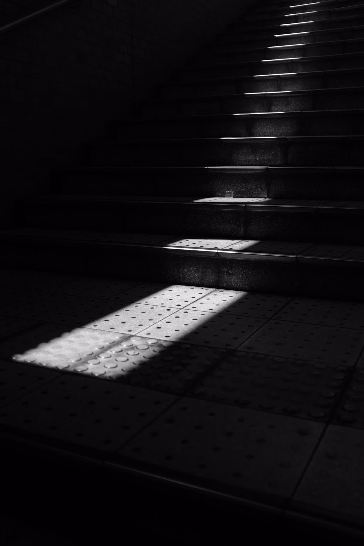 Dunkle minimalistische Betontreppe mit gerichteter Beleuchtung