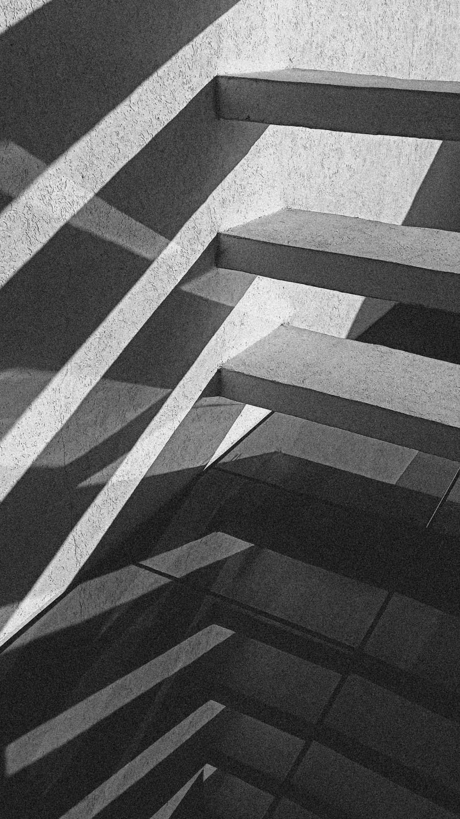 Abstrakte geometrische Betonstruktur mit klaren Linien und starken Schatten