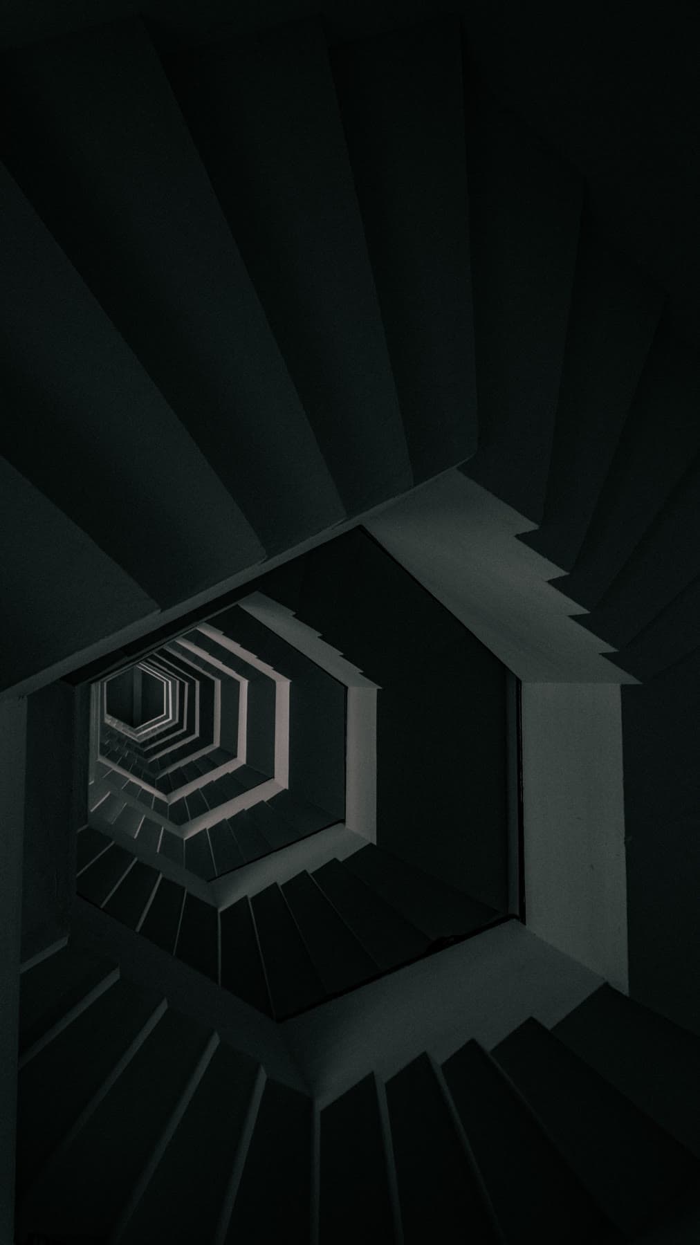 Monochrome Aufnahme einer spiralförmigen Betontreppe
