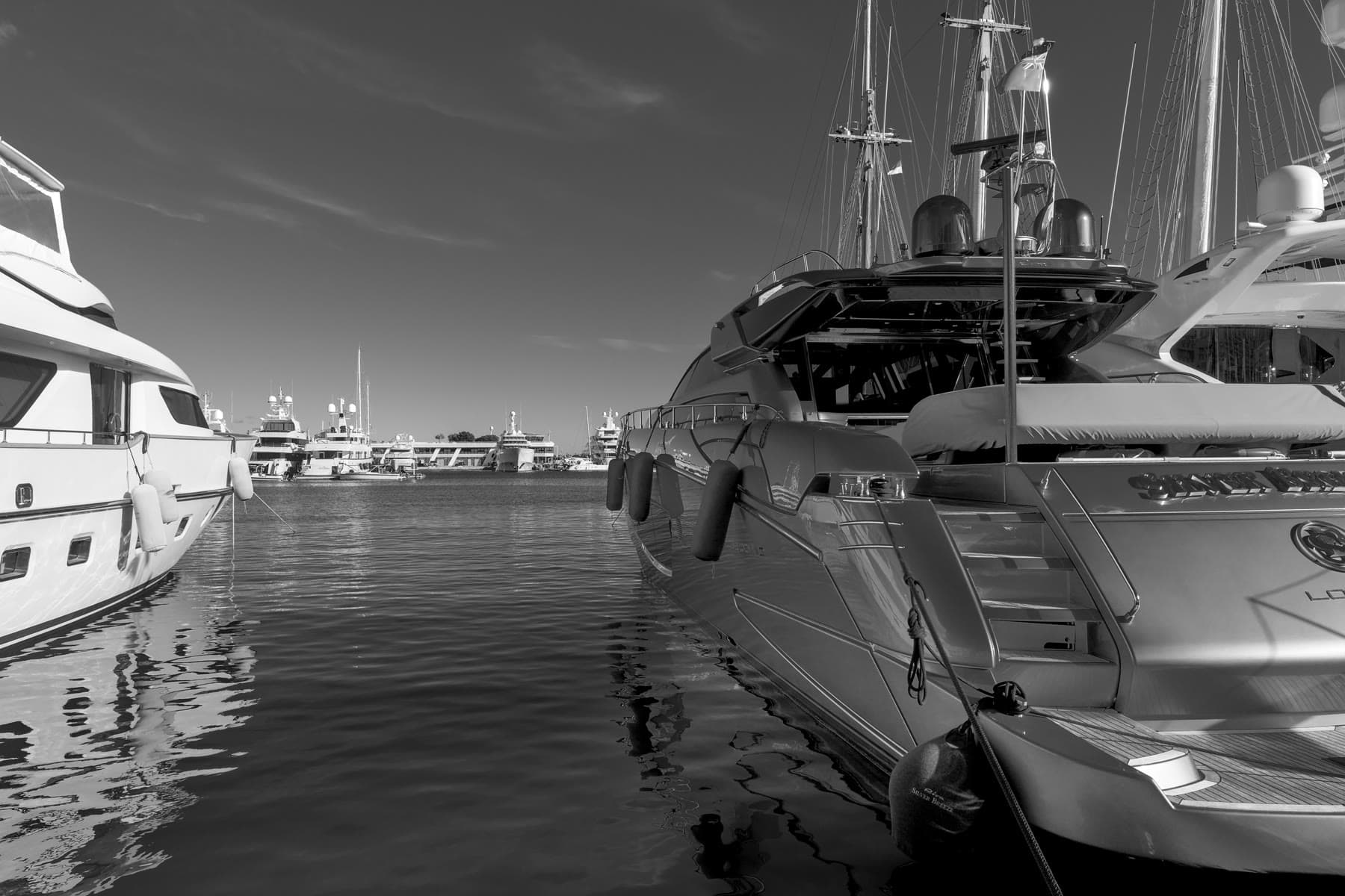 Luxusyacht auf offenem Meer in einer ruhigen minimalistischen Komposition