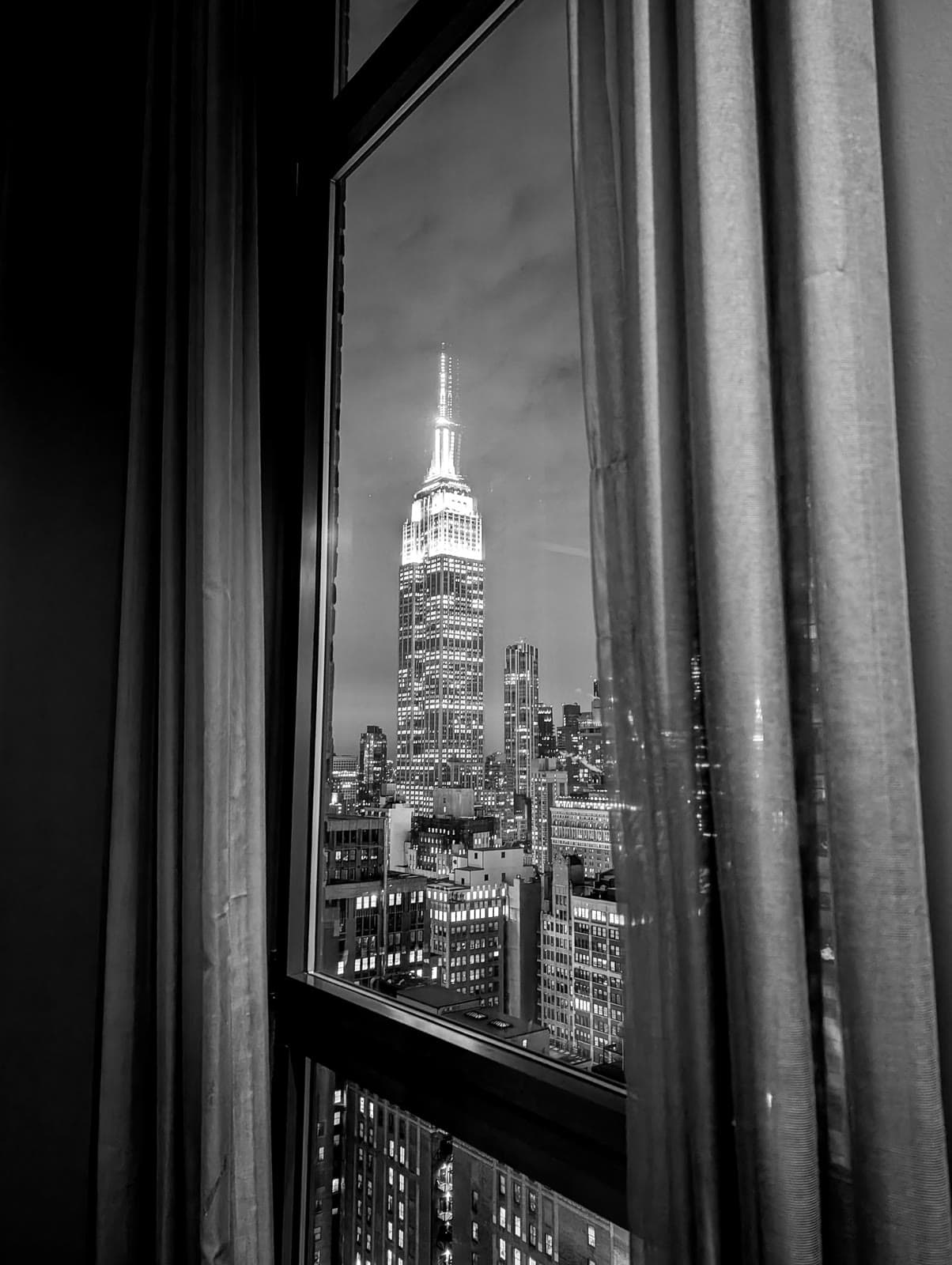 Blick durch ein großes Fenster auf eine moderne Stadtlandschaft