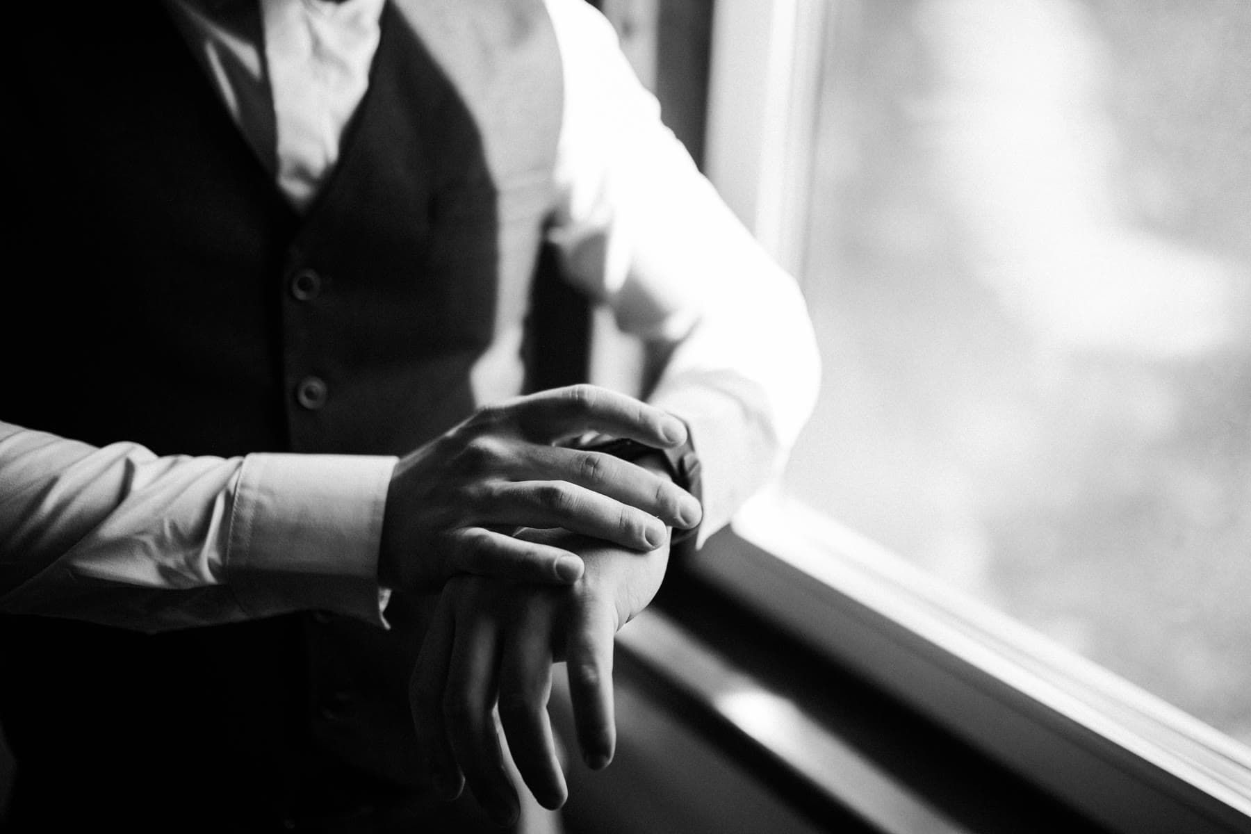 Finanzberater in ruhiger Arbeitsumgebung am Fenster