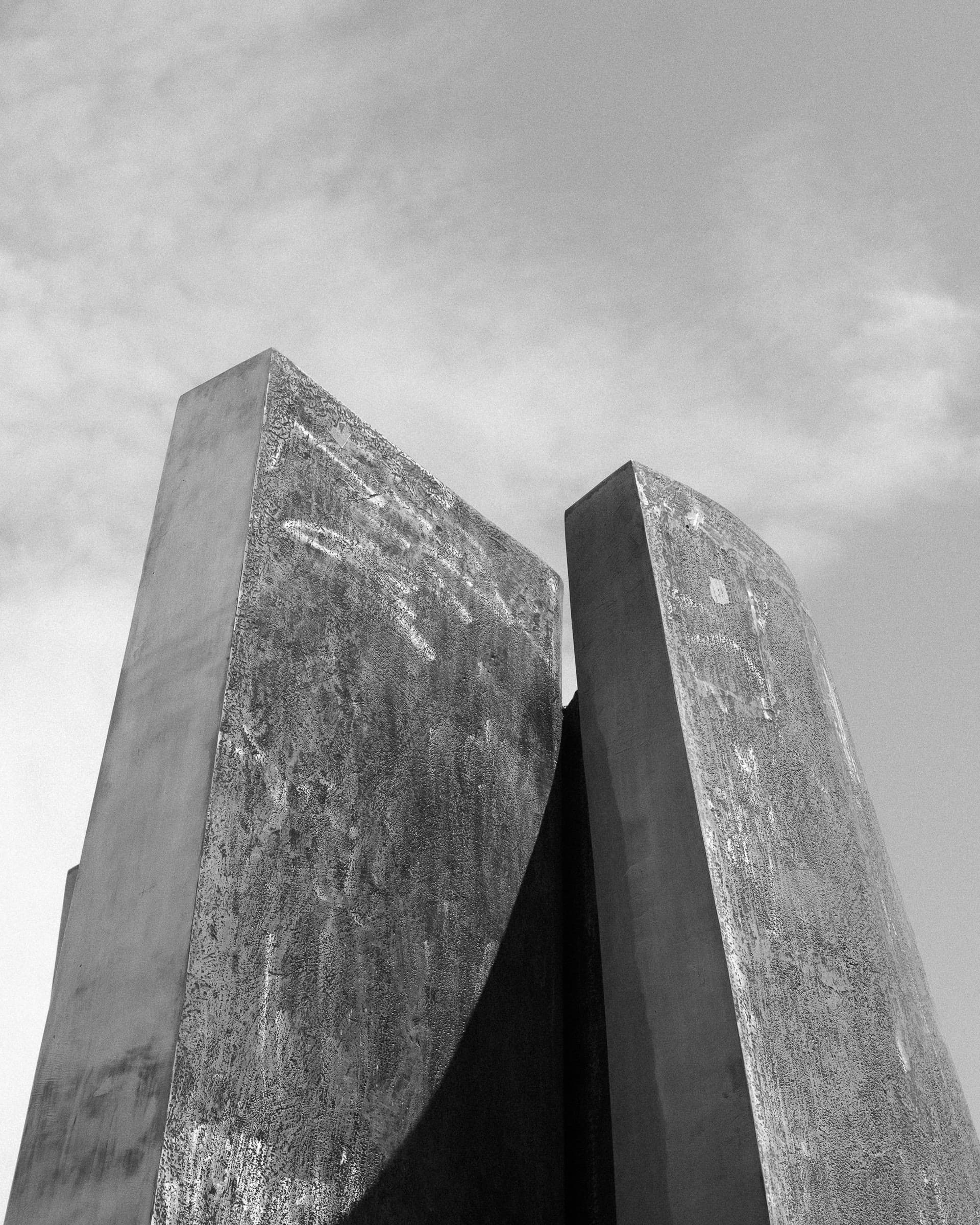Zwei monumentale Betonformen als Symbol für Stabilität und langfristige finanzielle Entscheidungen