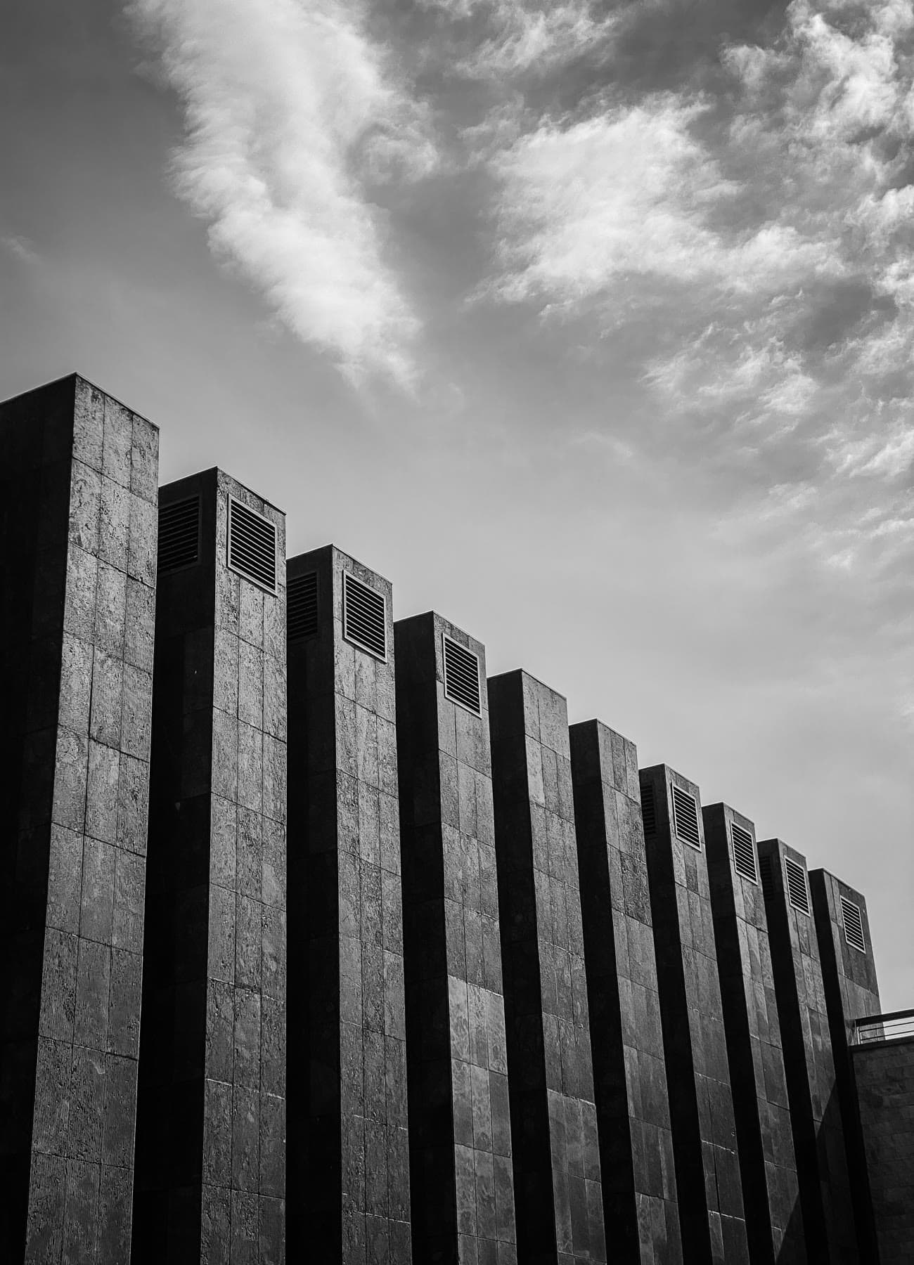 Monumentale modulare Betonarchitektur mit wiederkehrenden geometrischen Formen